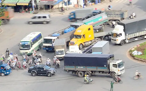 Giao thông hỗn loạn tại vòng xoay Mỹ Thủy, giữa đường vành đai nối đường cao tốc TP.HCM - Long Thành - Dầu Giây và đường Đồng Văn Cống, Q.2, TP.HCM.