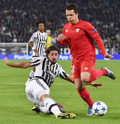 Sevilla (trái) quyết tâm giành trọn 3 điểm để hy vọng lấy tấm vé Europa League của bảng D.