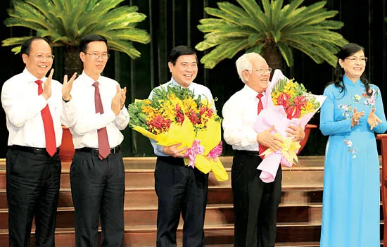 Các đồng chí lãnh đạo Thành ủy và HĐND TPHCM tặng hoa tân Chủ tịch UBND TPHCM Nguyễn Thành Phong và nguyên Chủ tịch UBND TPHCM Lê Hoàng Quân