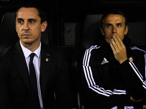 Hai anh em nhà Neville thất thần trên băng ghế huấn luyện.