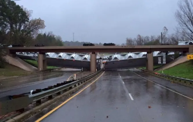 Một số toa tàu bị gió thổi bay khỏi cầu ở Texas, Mỹ - Ảnh: FoxNews