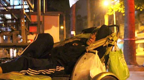 Không cần biết rõ về nhau, nhưng họ vẫn đùm bọc và chia sẻ cùng nhau miếng cơm manh áo.