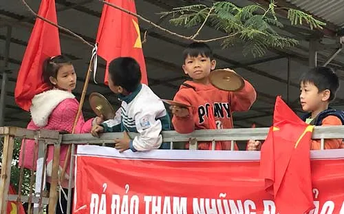 Những học sinh lớp 5 lớp 6 nghỉ học tập trung cùng bố mẹ, ảnh chụp lúc 9g sáng 22-12.