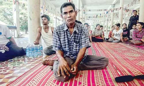 Seuy San kể lại câu chuyện của mình tại một sự kiện trong dự án Migra-Safe. Seuy San kể lại câu chuyện của mình tại một sự kiện trong dự án Migra-Safe.