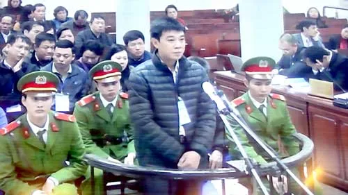 Bị cáo Đỗ Tiến Long (cán bộ phòng tín dụng, Agribank Nam Hà Nội) thừa nhận đã cả nể, làm theo chỉ đạo của giám đốc.