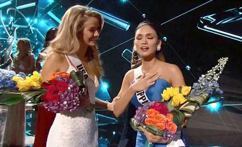 Chiếc vương miện được lấy khỏi Ariadna Gutiérrez để trao cho Pia Alonzo Wurtzbach (Philippines - phải). Pia Alonzo Wurtzbach (Philippines) bị sốc khi được xướng tên cô là người đăng quang chứ không phải hoa hậu Colombia.