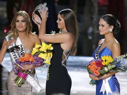 Chiếc vương miện được lấy khỏi Ariadna Gutiérrez để trao cho Pia Alonzo Wurtzbach (Philippines - phải). Pia Alonzo Wurtzbach (Philippines) bị sốc khi được xướng tên cô là người đăng quang chứ không phải hoa hậu Colombia.