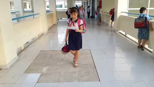 Tại hành lang của trường, nhiều nơi gạch lát bong tróc lên từng mảng lớn (ảnh chụp chiều 14-12).