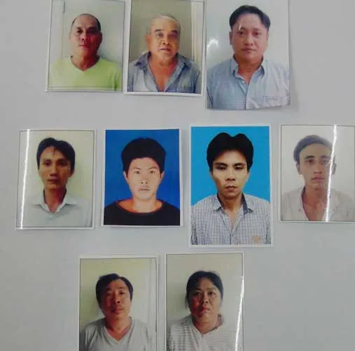 Nhóm đối tượng (trái qua, từ trên xuống) gồm Liêm, Đắc, Hải, Đáng, Tha, Nhân, Trung, Tâm, Hoàng… trong vụ án “nhà xe cướp tiền hành khách” đã bị cơ quan điều tra bắt tạm giam.