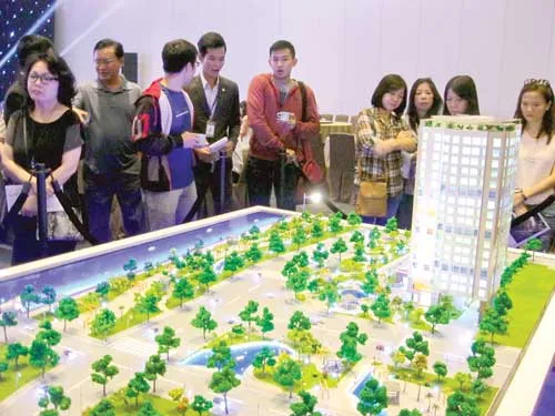 Khách hàng tìm hiểu một dự án BĐS.