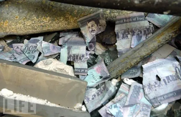 Tiền Iraq in hình tổng thống Hussein bị xé