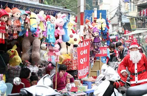 Tại nhiều khu vực ở Hà Nội, dịch vụ gói quà, chuyển quà Noel luôn đông đúc.
