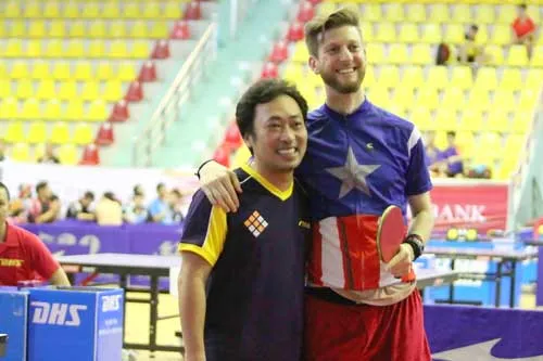 Đạo diễn Dũng “khùng” và Adam Bobrow.