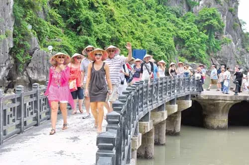 Khách du lịch nước ngoài rất thích phong cảnh Việt Nam, nhưng hầu như đi một lần... ngại trở lại. Ảnh: LONG THANH