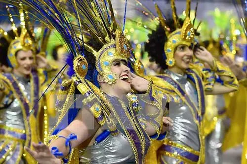 Các vũ công Samba biểu diễn trong lễ hội hóa trang ở Rio de Janeiro. Các vũ công Samba biểu diễn trong lễ hội hóa trang ở Rio de Janeiro.