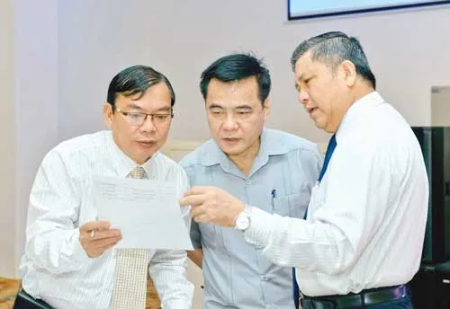 Chủ nhiệm Ủy Ban Kinh tế của Quốc hội Nguyễn Văn Giàu trao đổi với thành viên Ban tổ chức Hội thảo. Ảnh: VIỆT DŨNG