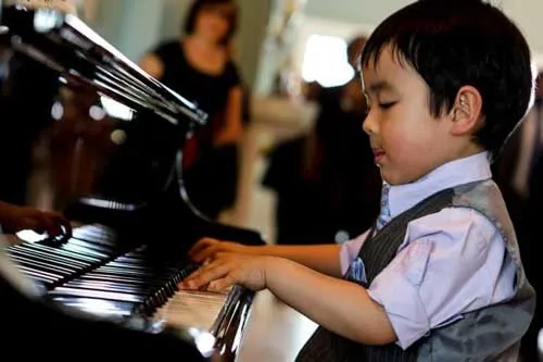 Cậu bé “thần đồng” trở thành hiện tượng chơi piano trong cộng đồng Việt ở Mỹ.