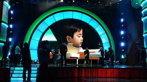 Evan Le trên sân khấu cuộc thi Vstar Kids.