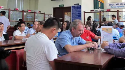 Người nước ngoài chờ làm thủ tục hộ tịch tại Sở Tư pháp TPHCM.