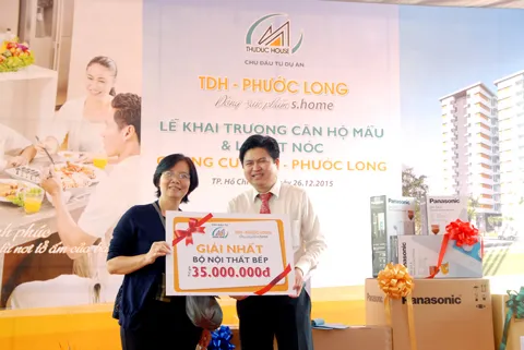 Tổng giám đốc TDH Nguyễn Vũ Bảo Hoàng trao thưởng cho khách hàng trúng thưởng chương trình bốc thăm nhận quà may mắn. Tổng giám đốc TDH Nguyễn Vũ Bảo Hoàng trao thưởng cho khách hàng trúng thưởng chương trình bốc thăm nhận quà may mắn.