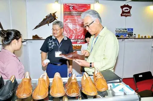 Sản phẩm da giày trong nước được khách nước ngoài ưa chuộng.