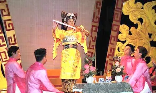 NSƯT Hoài Linh trong một giá Chầu.