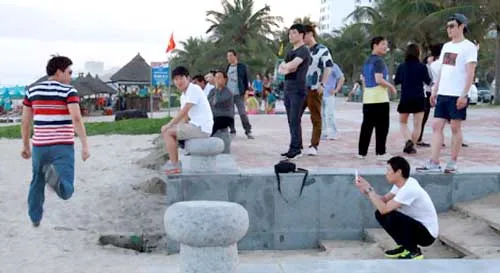 Một nhóm du khách Trung Quốc tại bãi biển Mỹ Khê (Đà Nẵng).