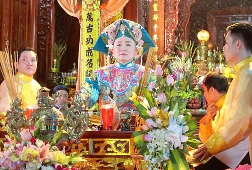 NSƯT Xuân Hinh trong một giá Chầu - Thánh Mẫu.