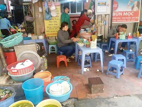 Thức ăn thừa, rác bẩn và bát đũa sạch-bẩn lẫn lộn kê san sát nhau. Thực khách ngồi tràn xuống cả lòng đường, thản nhiên ăn uống bên cạnh cống nước thải. Thức ăn thừa, rác bẩn và bát đũa sạch-bẩn lẫn lộn kê san sát nhau. Thực khách ngồi tràn xuống cả lòng đường, thản nhiên ăn uống bên cạnh cống nước thải.