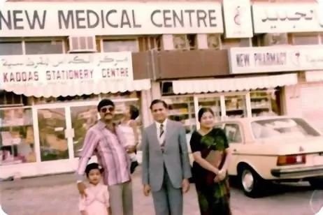 B.R hetty cùng 2 con gái và bạn trước phòng mạch New Medical Centre. B.R hetty cùng 2 con gái và bạn trước phòng mạch New Medical Centre.