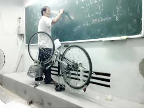 Một trong nhiều hình ảnh thú vị trong các tiết dạy của thầy Trần Xuân Hùng.