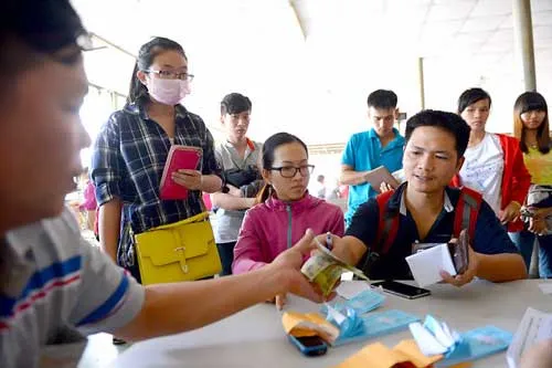 Người dân mua vé xe tết tuyến TP.HCM - Đắk Lắk tại bến xe Miền Đông sáng 10-1.