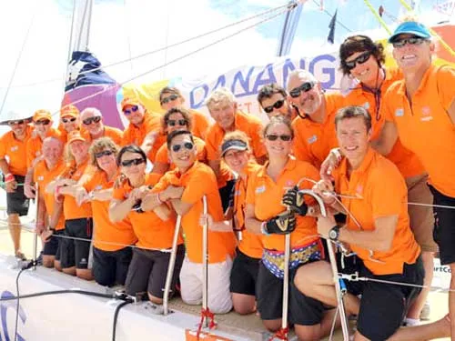 Thủy thủ Nguyễn Trần Minh An (quần trắng) đại diện cho Đà Nẵng - Việt Nam tham dự cuộc đua.