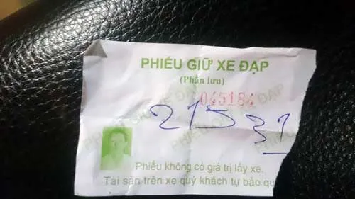 Phiếu giữ xe đạp khi... gửi xe máy - Ảnh do anh Nguyễn Sỹ Đông cung cấp.