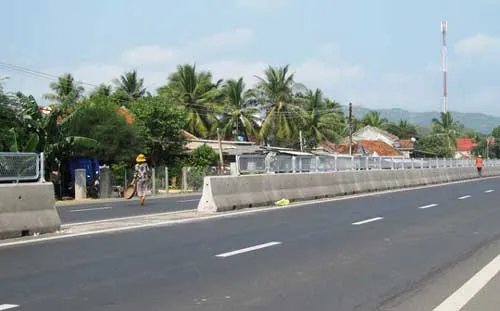 Ảnh trên: Khiêng cả 2 khối bê-tông của dải phân cách vứt đi để dễ gánh lúa ở xã An Hòa, huyện Tuy An, tỉnh Phú Yên. Ảnh dưới: Người dân thị xã An Nhơn, tỉnh Bình Định tháo gỡ lưới chống lóa trèo qua đường