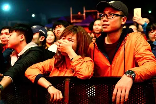 Khán giả xúc động bật khóc trong đêm nhạc của Bức Tường và Những người bạn. Khán giả xúc động bật khóc trong đêm nhạc của Bức Tường và Những người bạn.