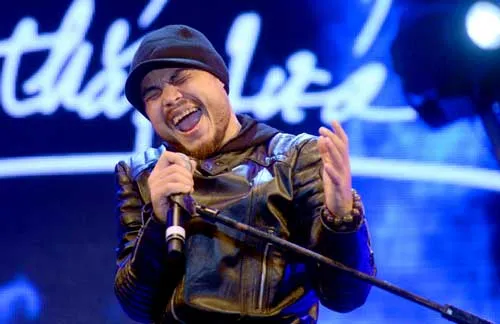 Trần Lập luôn cháy hết mình trên sân khấu. Trần Lập luôn cháy hết mình trên sân khấu.