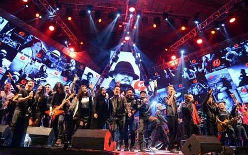 Đêm nhạc Bức Tường và Những người bạn - Đôi bàn tay thắp lửa khiến nhiều khán giả xúc động. Đêm nhạc Bức Tường và Những người bạn - Đôi bàn tay thắp lửa khiến nhiều khán giả xúc động.