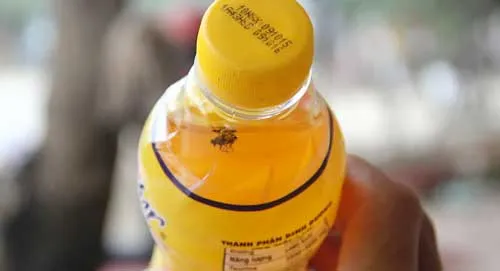 Chai nước Number One bên trong có vật thể lạ màu đen, hình dạng như con ruồi với đầy đủ bộ phận chân, cánh, đầu…