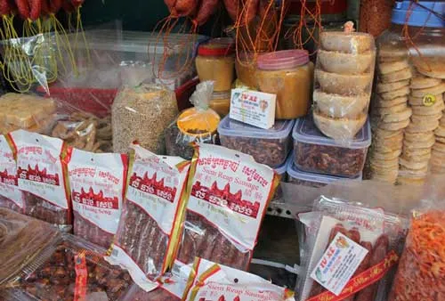 Các loại thực phẩm khô, lạp xưởng, đường thốt nốt, khô bò,cá… đang được người tiêu dùng ưa chuộng ở TP HCM. Các loại thực phẩm khô, lạp xưởng, đường thốt nốt, khô bò,cá… đang được người tiêu dùng ưa chuộng ở TP HCM.