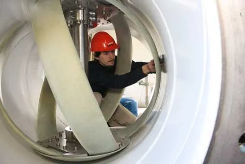 Công nhân lắp đặt hệ thống LucidPipe bên trong ống nước.