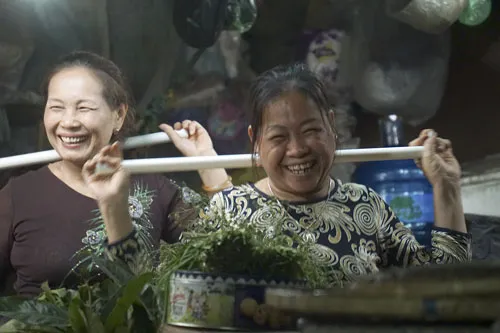 Nụ cười sảng khoái của những người bán hàng trong chợ xanh Kim Liên.