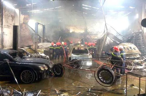 Hỏa hoạn đã thiêu rụi nhiều xe sang trong gara. Hỏa hoạn đã thiêu rụi nhiều xe sang trong gara.