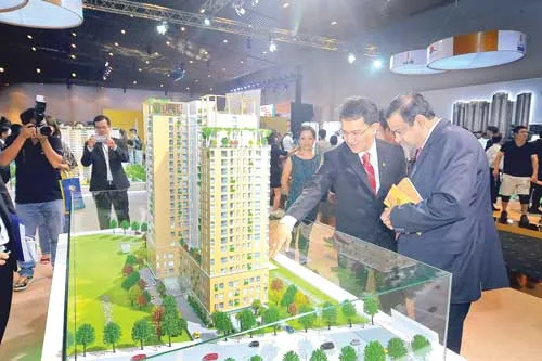 Người nước ngoài tìm hiểu một dự án BĐS.