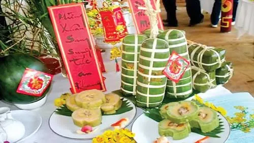 Bánh tét là đặc sản không thể thiếu trong mâm cỗ ngày Tết của người miền Trung, miền Nam.