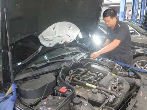 Ô tô bị chết máy sau khi đổ xăng được kéo đến một cơ sở sửa chữa. Ô tô bị chết máy sau khi đổ xăng được kéo đến một cơ sở sửa chữa.