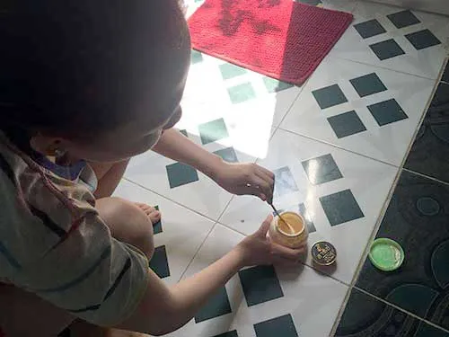 Nhiều phụ nữ nông thôn dùng kem trộn nhưng không hề biết tác hại khó lường của chúng.