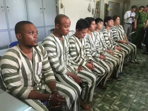 Thành viên của băng lừa đảo bị bắt tại PC46, công an TPHCM.