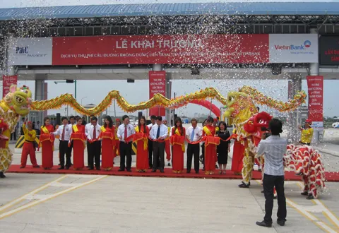 Lễ khai trương trạm thí điểm hệ thống thu phí tự động không dừng tích hợp 3 công nghệ.