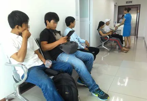 Người dân ngồi chờ khám bệnh tại phòng khám đa khoa Thế Giới (646-648 Võ Văn Kiệt, P.1, Q.5, TP.HCM). Người dân ngồi chờ khám bệnh tại phòng khám đa khoa Thế Giới (646-648 Võ Văn Kiệt, P.1, Q.5, TP.HCM).